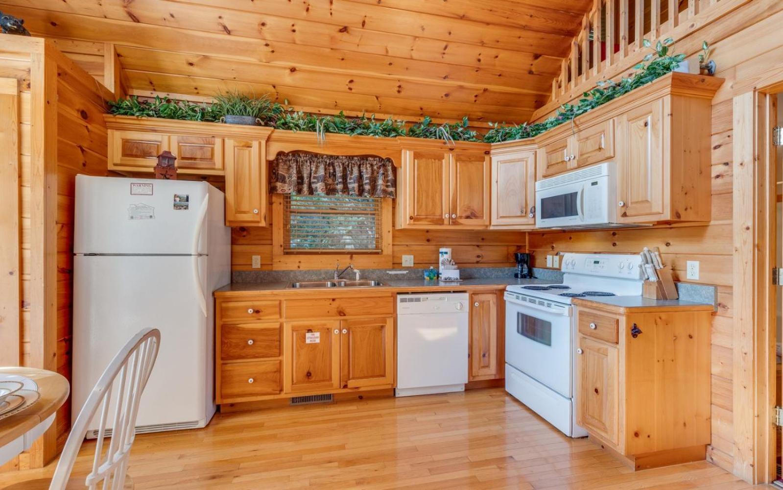 Hugs N Kisses Pool Table Hot Tub Pool Table Community Pool Close To Downtown Gatlinburg Exterior foto